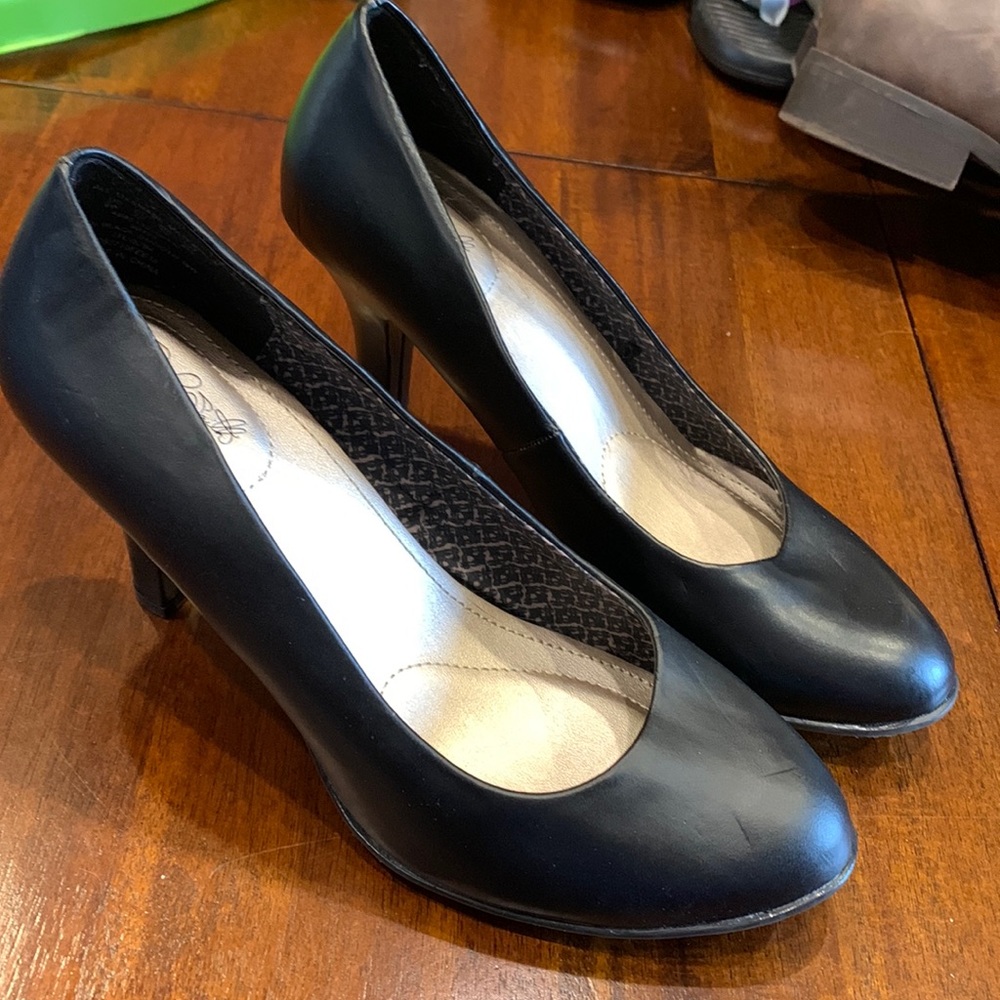8wide black heels by Jaclyn smith.